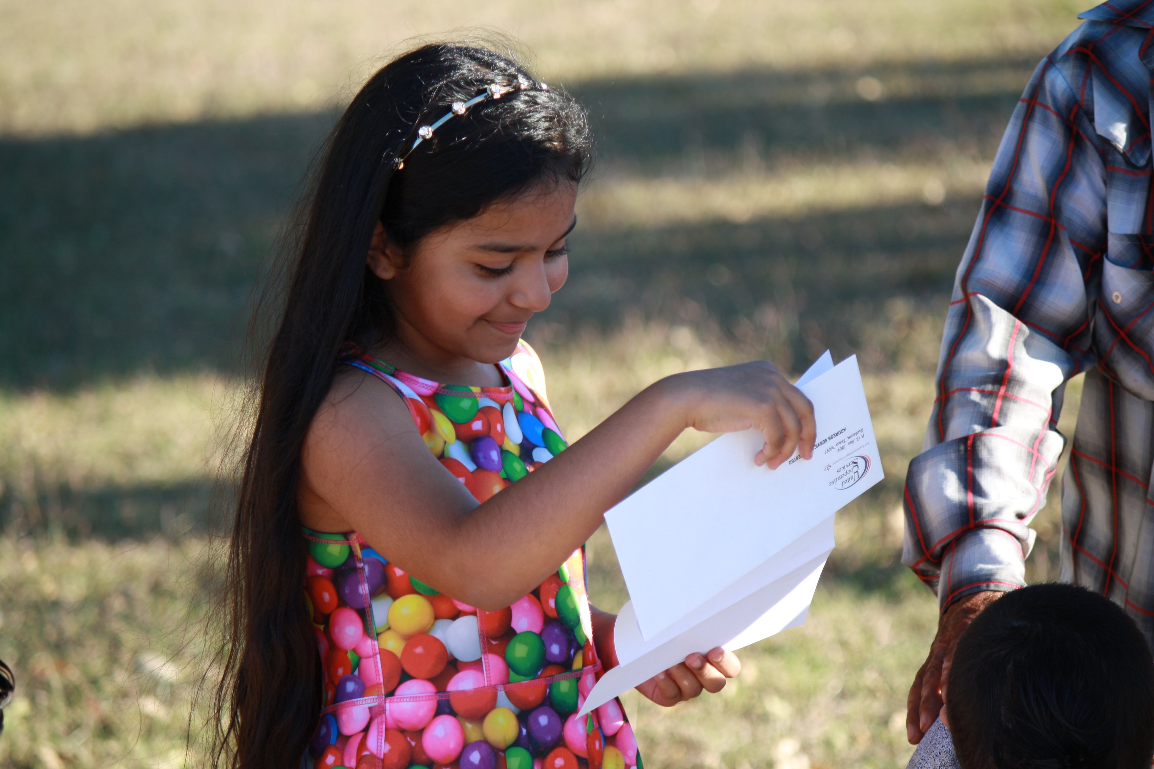 Dora Ortiz reads letter